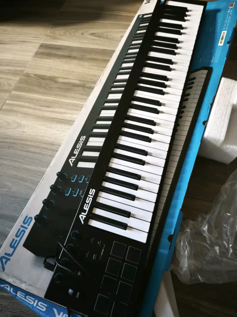 Teclado MIDI Alesis V61 en caja - 3