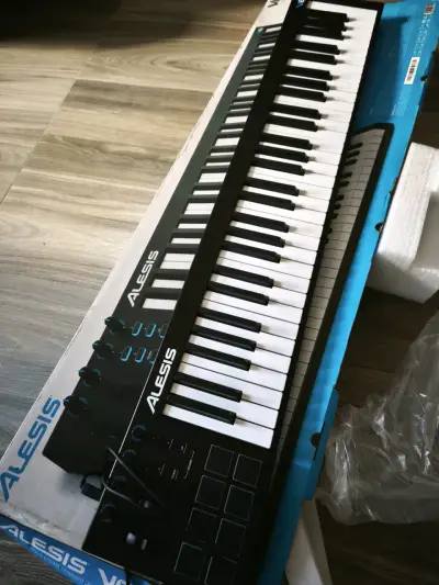 Teclado MIDI Alesis V61 en caja - miniatura 3
