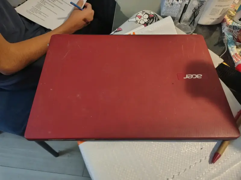 Laptop Acer roja - 1