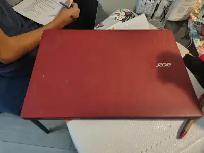 Laptop Acer roja - miniatura 1