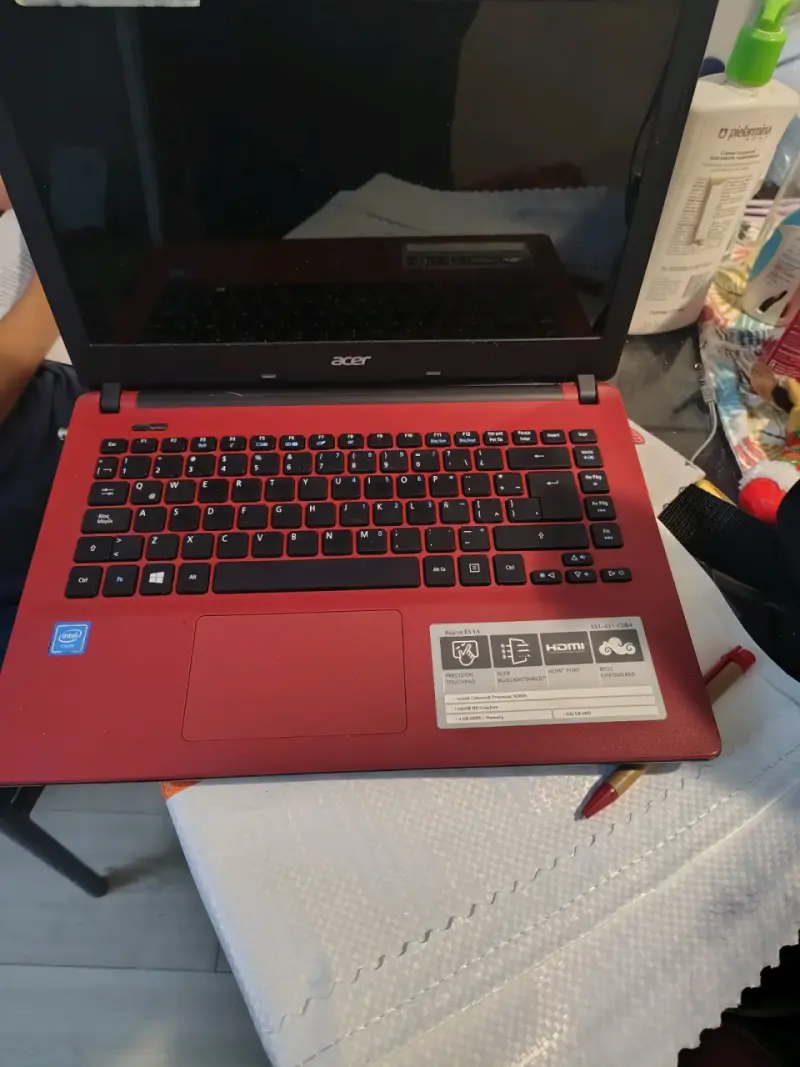 Laptop Acer roja - 2