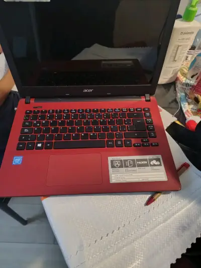 Laptop Acer roja - miniatura 2