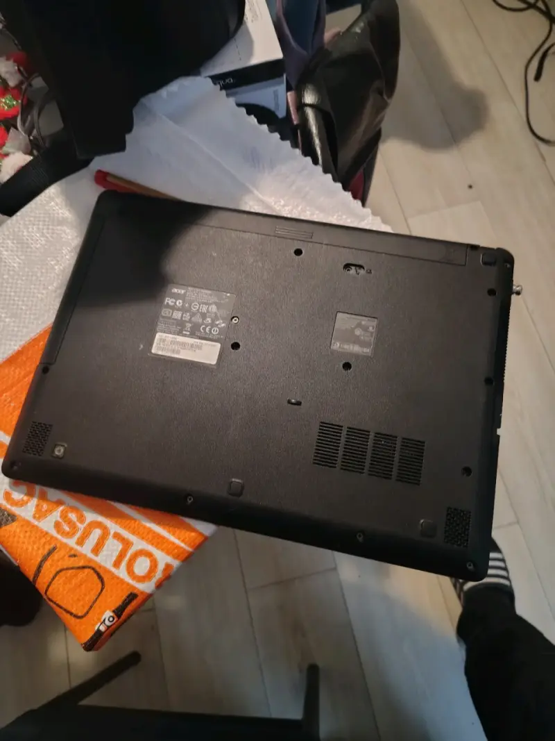Laptop Acer roja - 3