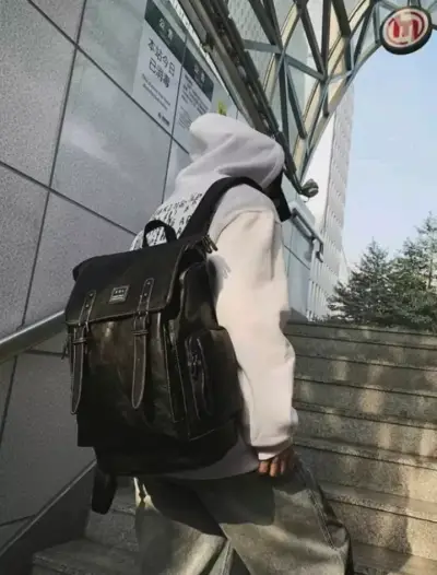 Mochila negra de cuero sintético 24L - miniatura 2