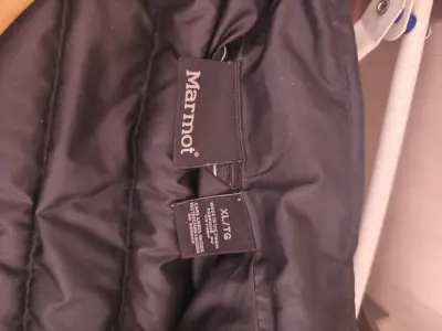 Chaqueta acolchada negra Marmot - miniatura 3