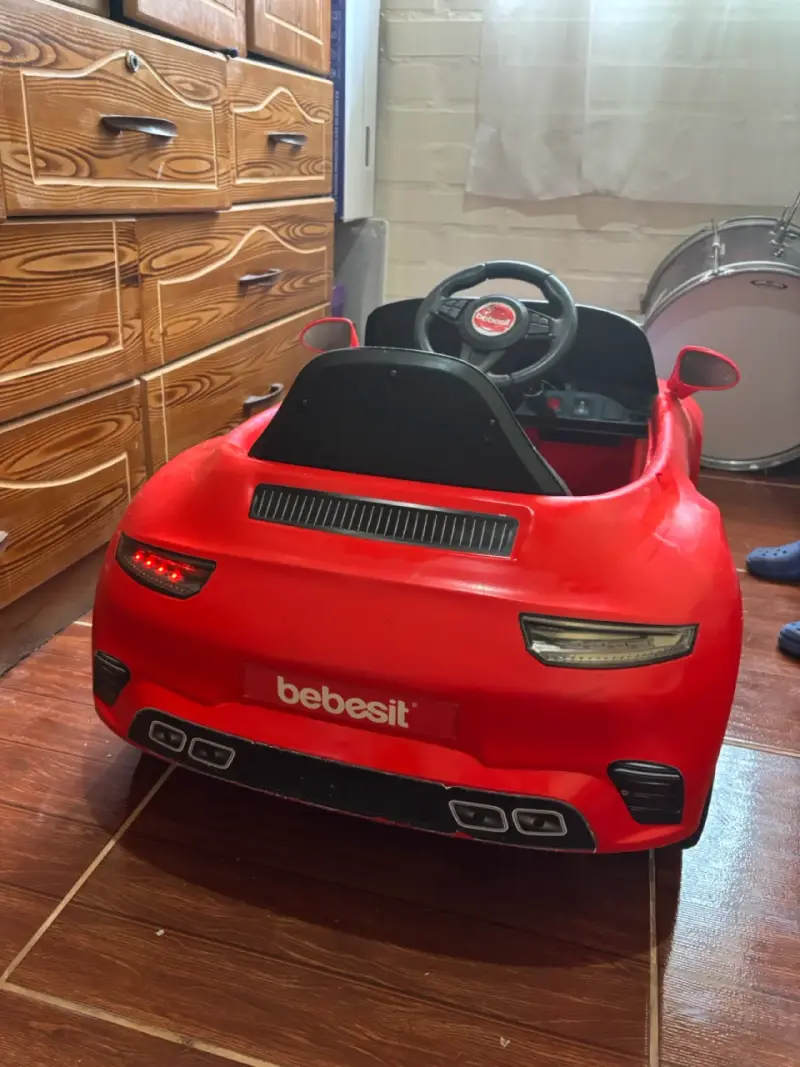 Auto eléctrico infantil rojo - 2
