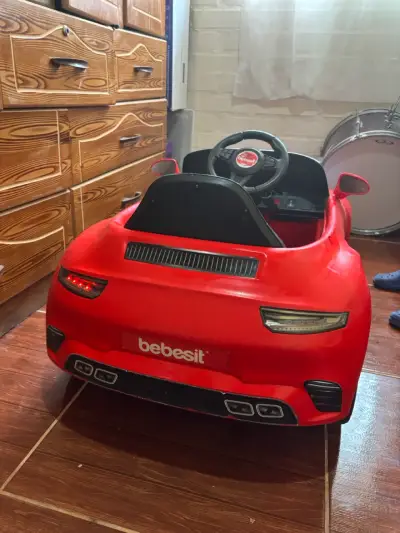 Auto eléctrico infantil rojo - miniatura 2