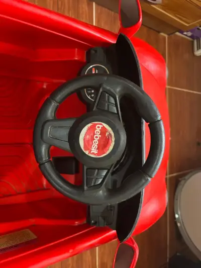 Auto eléctrico infantil rojo - miniatura 3