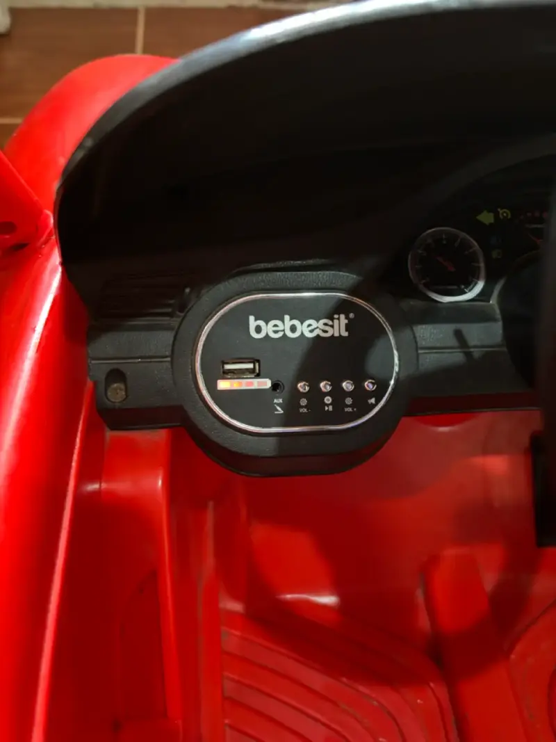 Auto eléctrico infantil rojo - 4