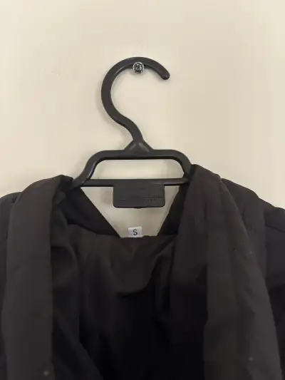 Parka corta negra con capucha - miniatura 6