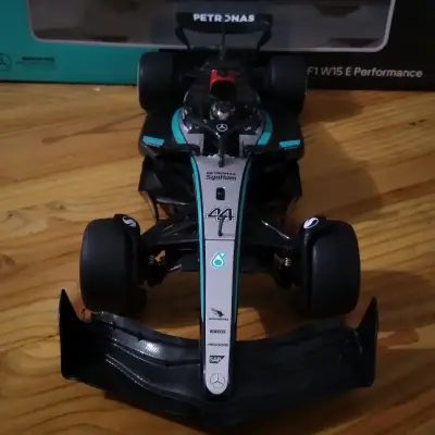 Auto a control remoto Rastar - miniatura 3
