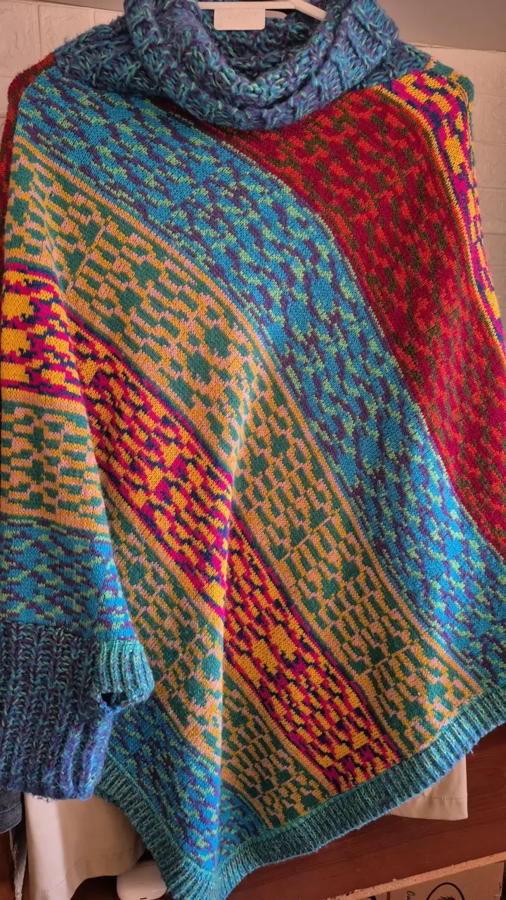Poncho multicolor tejido a mano