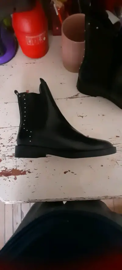 Botines negros con tachas - miniatura 1