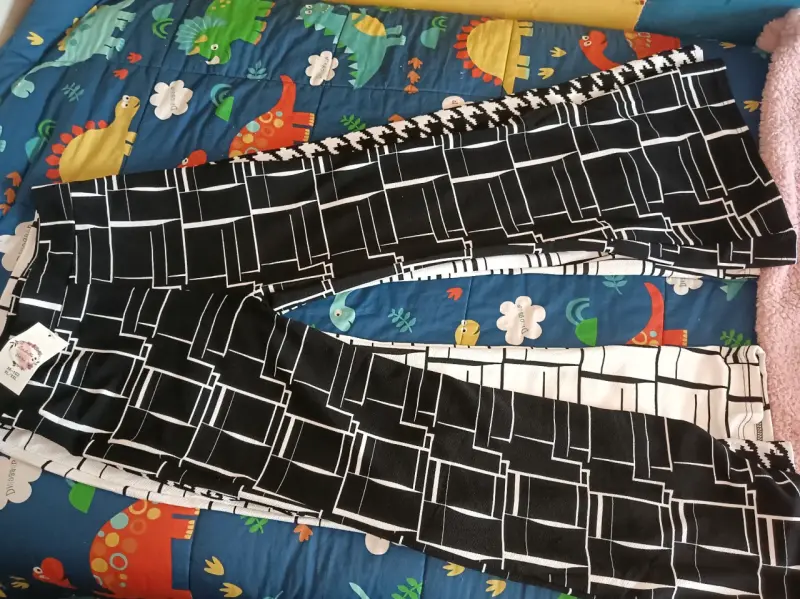 Pantalones diseño geométrico blanco y negro