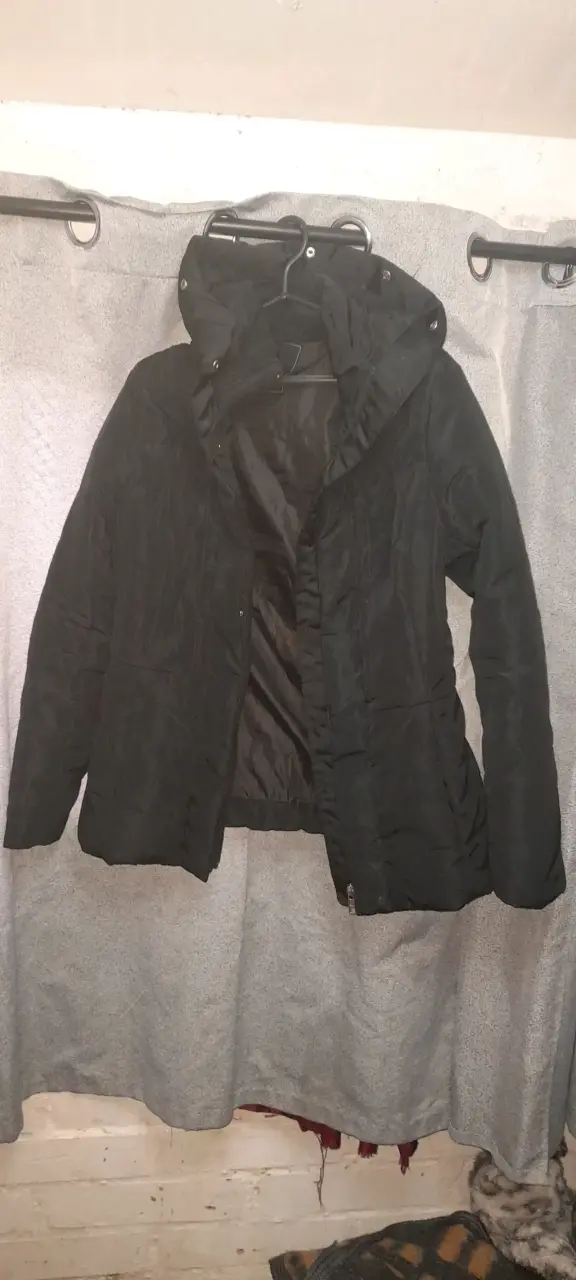 Chaqueta negra con capucha