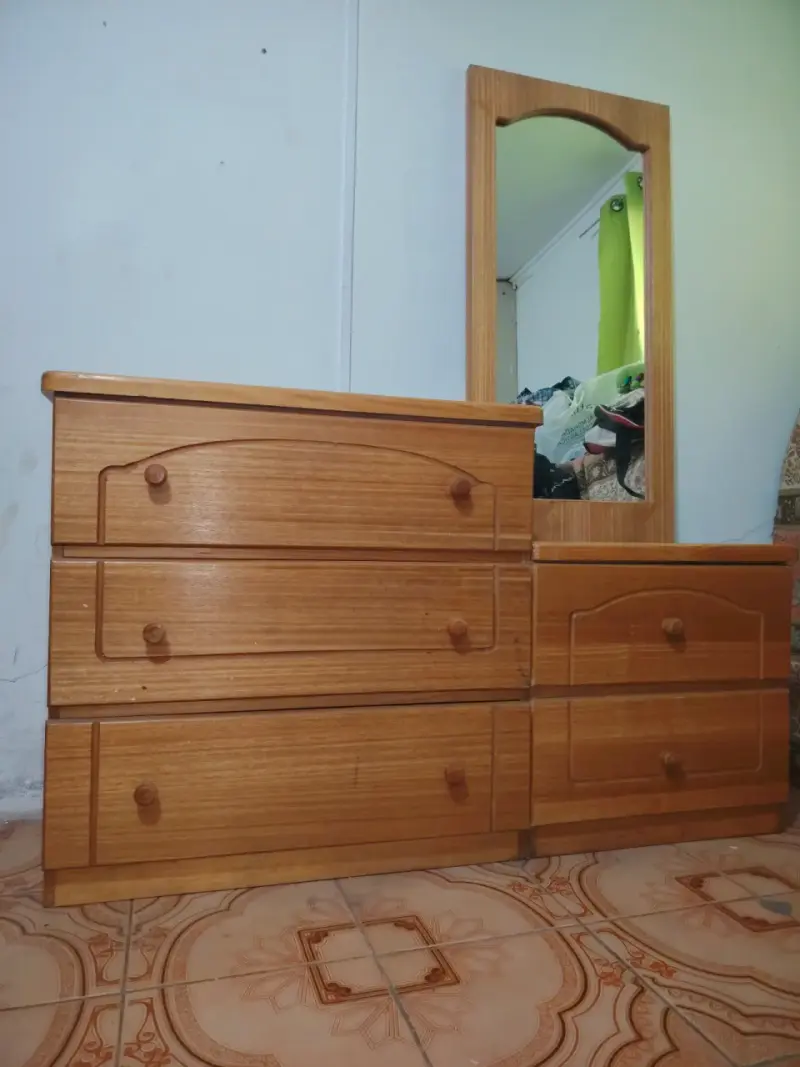 Cómoda de madera con espejo - 1