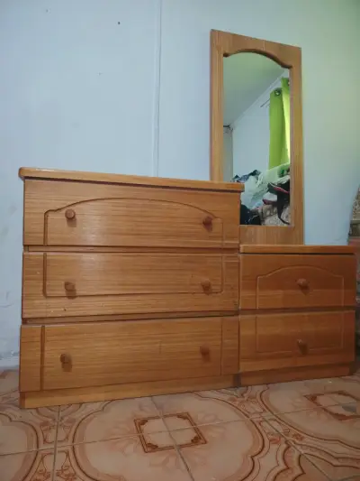 Cómoda de madera con espejo - miniatura 1