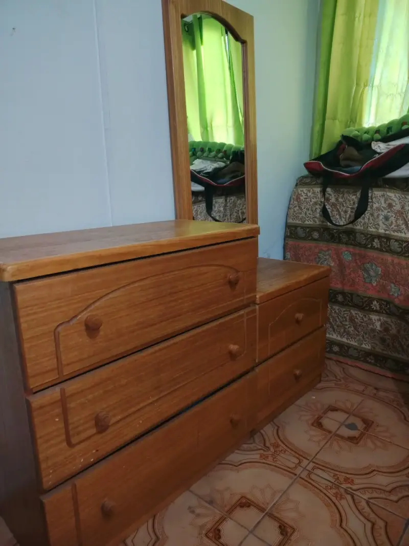 Cómoda de madera con espejo - 3