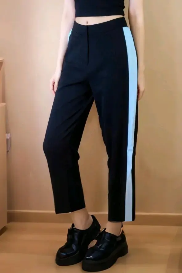 Pantalones negros con franjas
