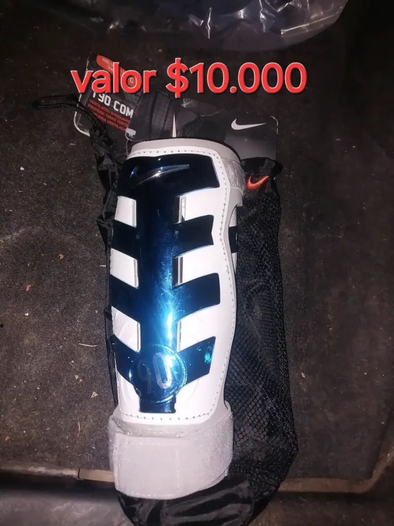 Espinilleras Nike blancas y azules