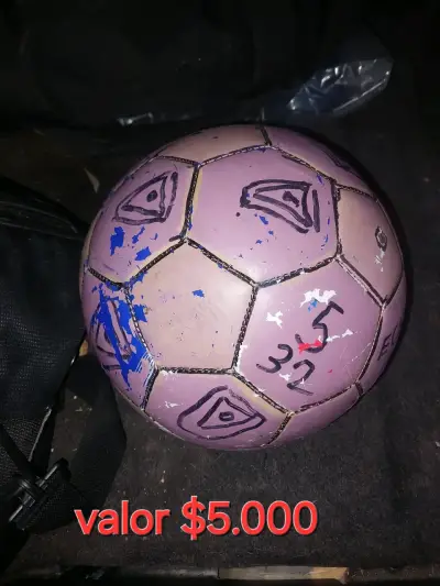 Pelota de fútbol usada - miniatura 1