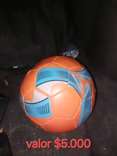 Pelota de fútbol usada - miniatura 2
