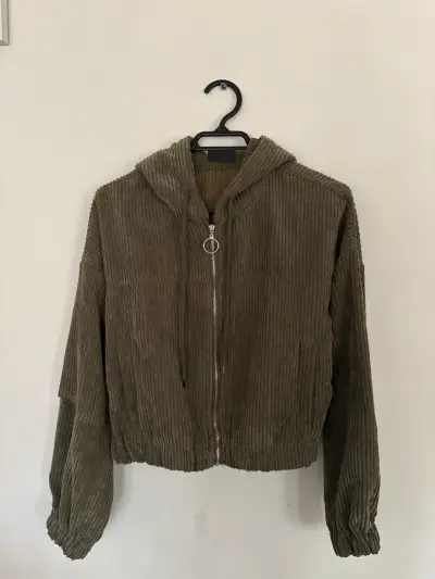 Chaqueta con capucha verde olivo - miniatura 1