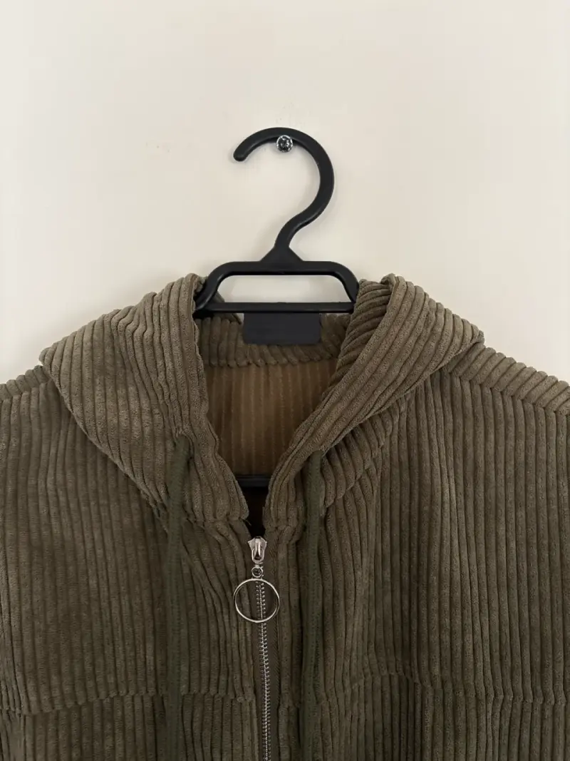 Chaqueta con capucha verde olivo - 2