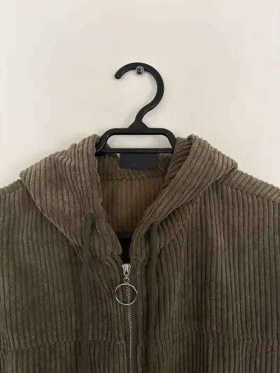 Chaqueta con capucha verde olivo - miniatura 2