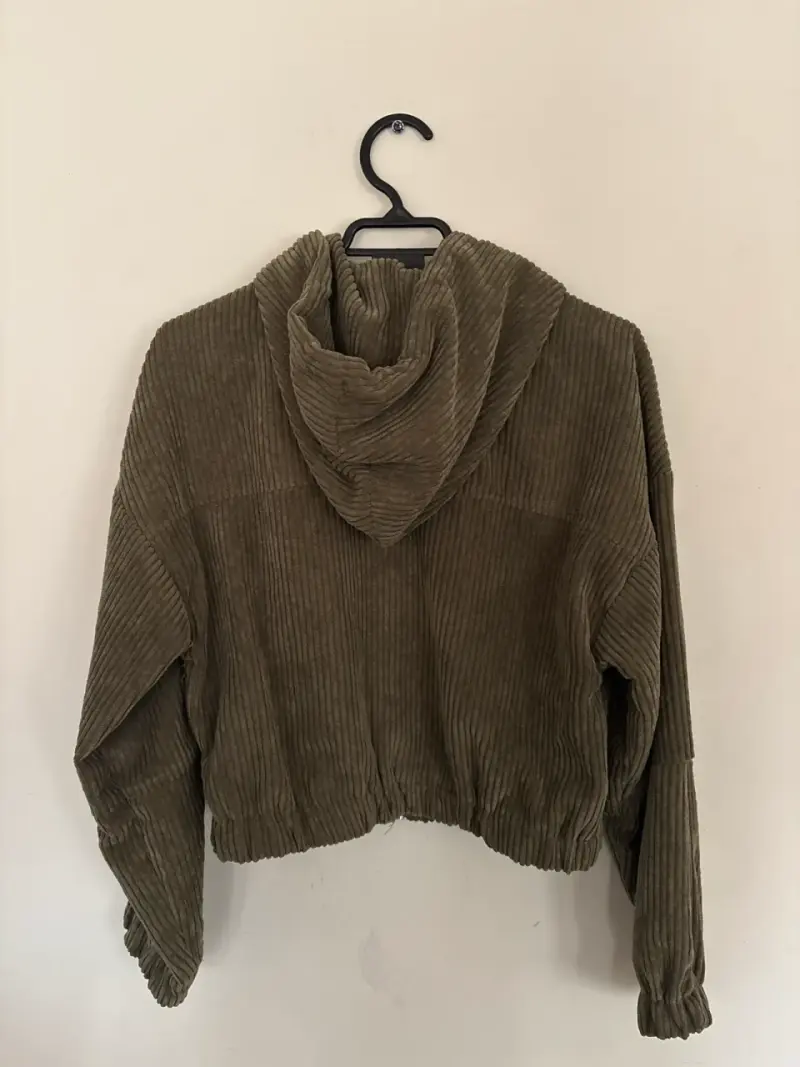 Chaqueta con capucha verde olivo - 3