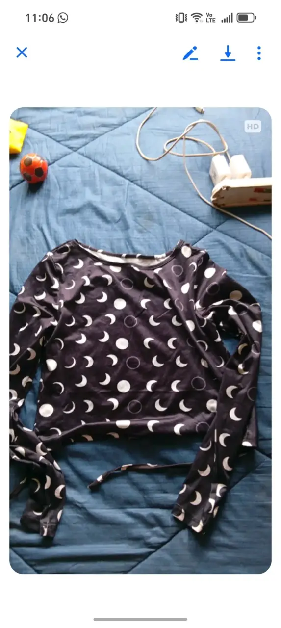 Polera negra con estampado lunar
