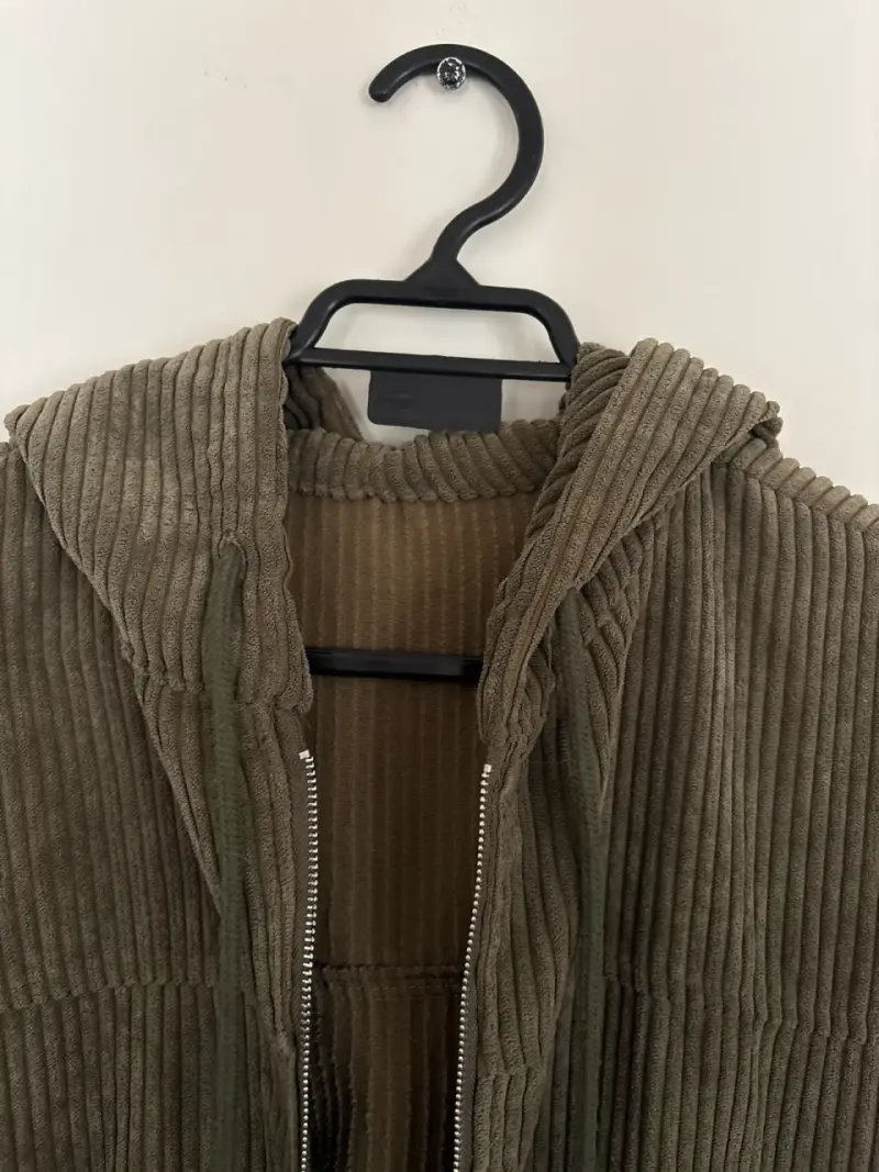 Chaqueta con capucha verde olivo - 5