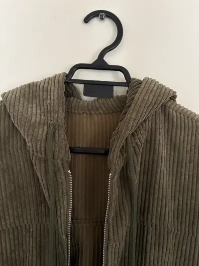 Chaqueta con capucha verde olivo - miniatura 5