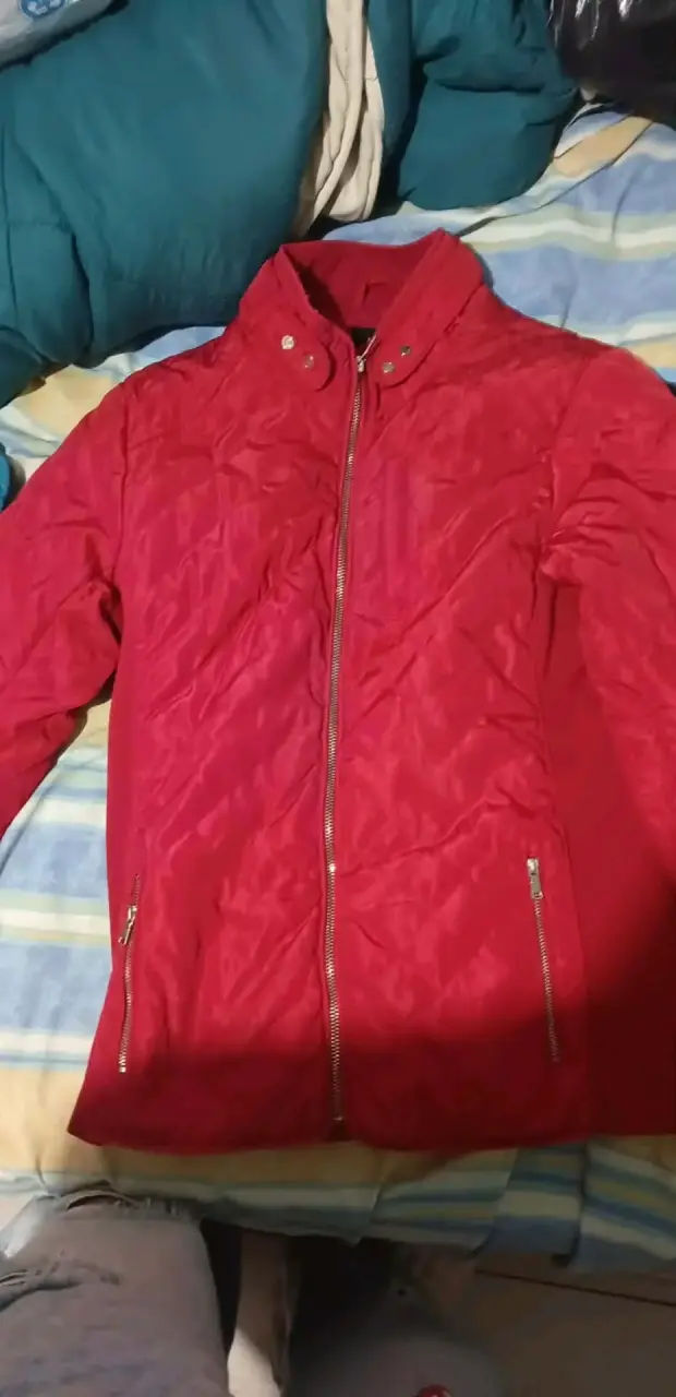 Chaqueta roja acolchada para mujer