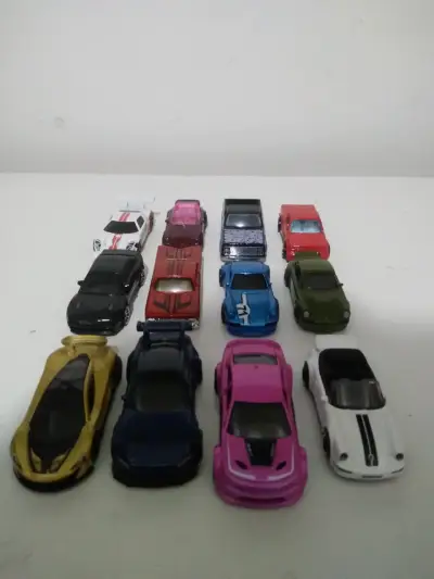 Colección de autos de juguete - miniatura 1