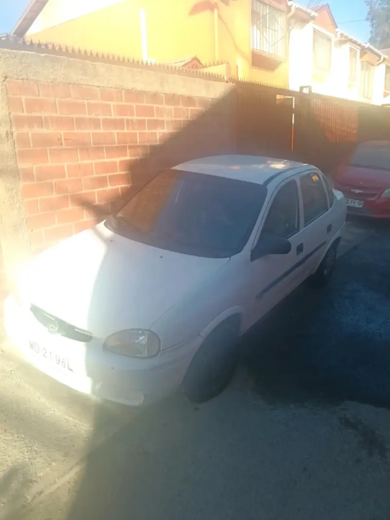 Auto sedán blanco compacto