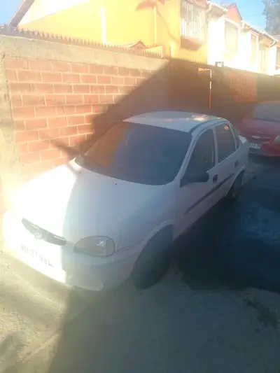 Auto sedán blanco compacto - miniatura 1