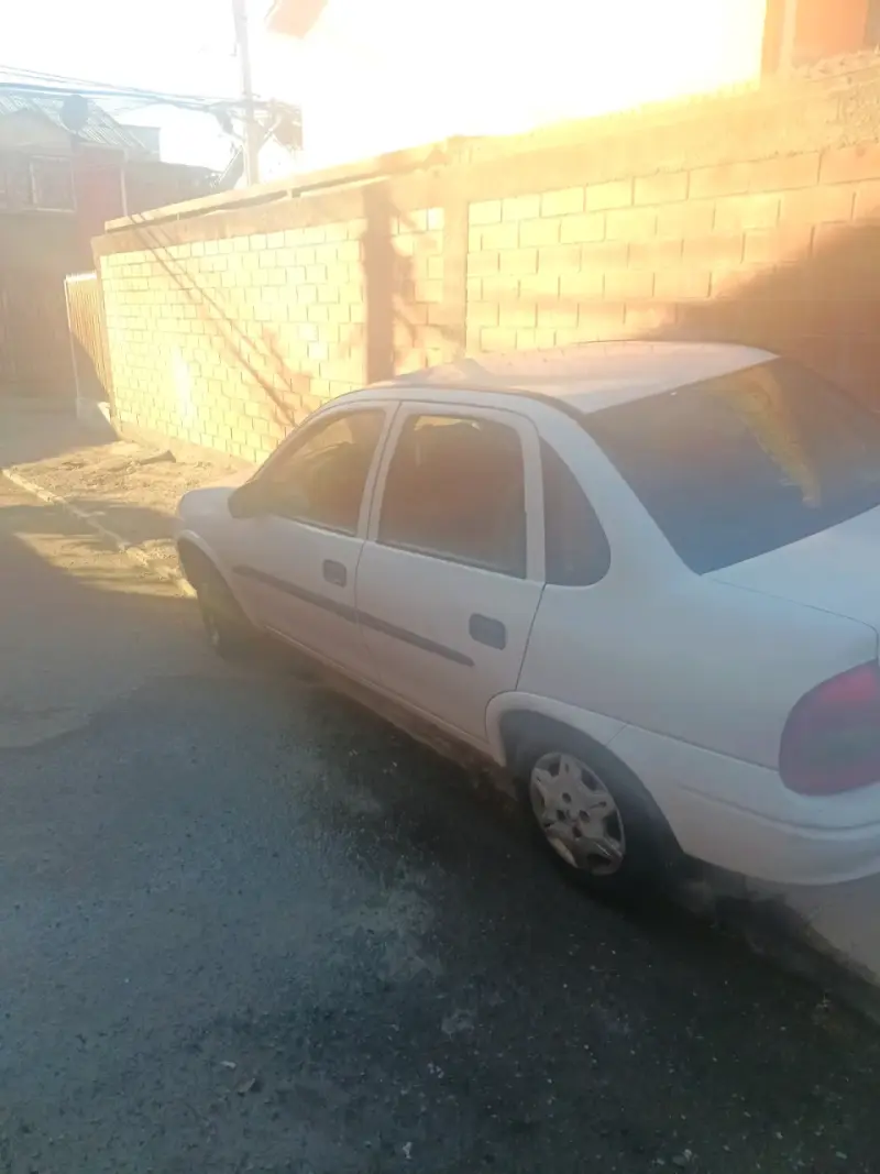 Auto sedán blanco compacto - 2