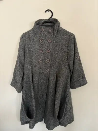Abrigo gris con botones - miniatura 1