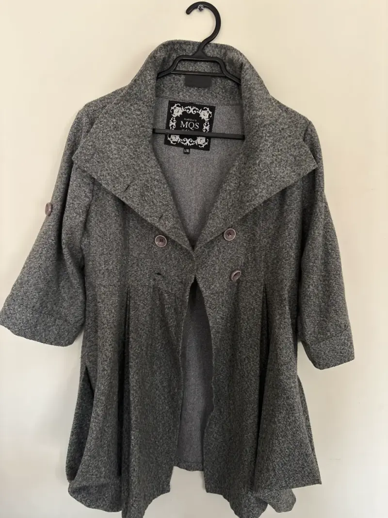 Abrigo gris con botones - 4