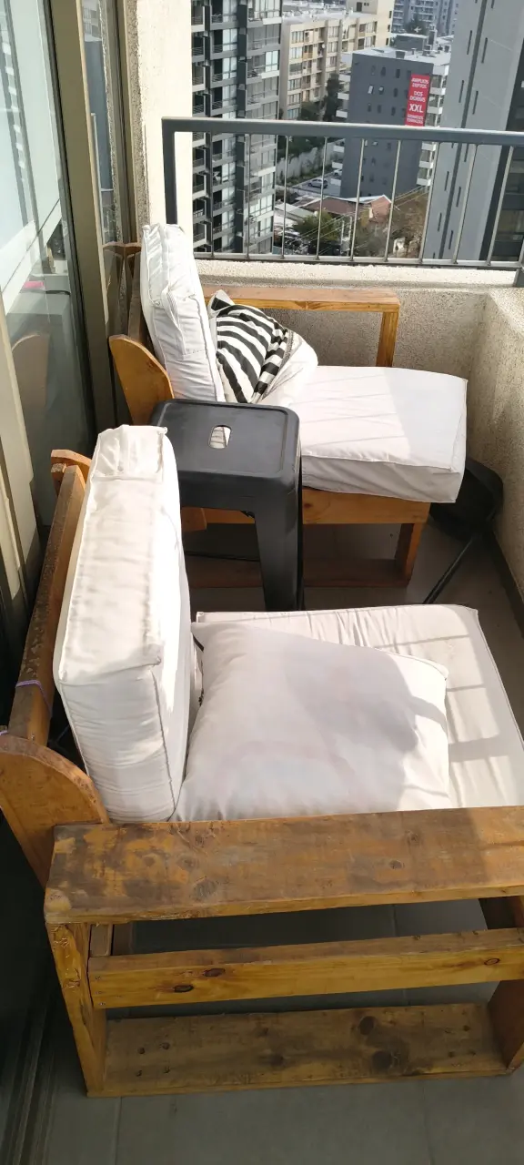 Conjunto de sillones de madera para balcón