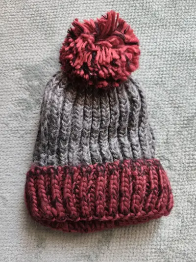 Gorro de lana con pompón - miniatura 1