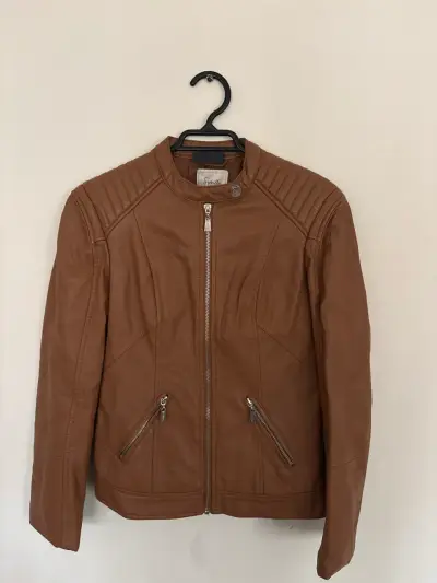 Chaqueta café de cuero sintético - miniatura 1