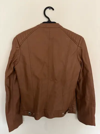 Chaqueta café de cuero sintético - miniatura 2