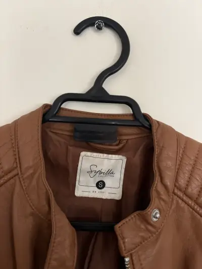 Chaqueta café de cuero sintético - miniatura 4