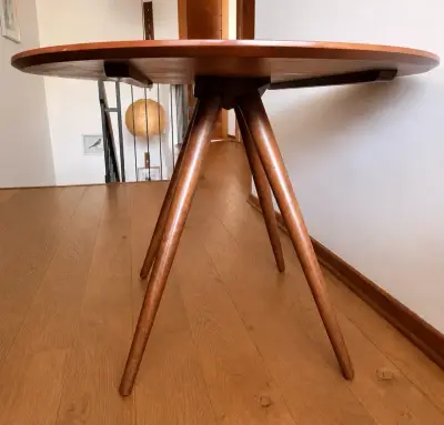 Mesa redonda de madera + sillas - miniatura 1