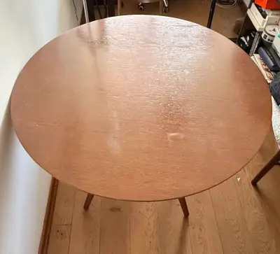 Mesa redonda de madera + sillas - miniatura 2