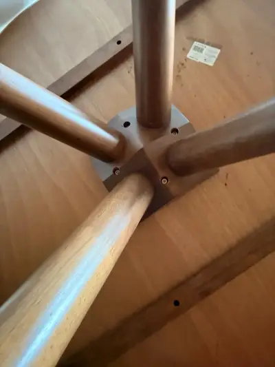 Mesa redonda de madera + sillas - miniatura 4