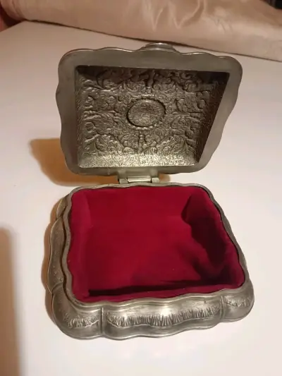 Caja decorativa metálica antigua - miniatura 1
