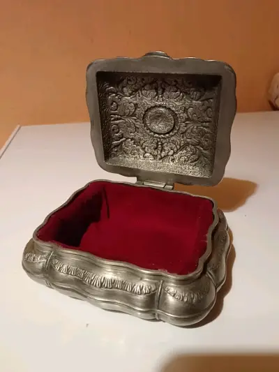 Caja decorativa metálica antigua - miniatura 2